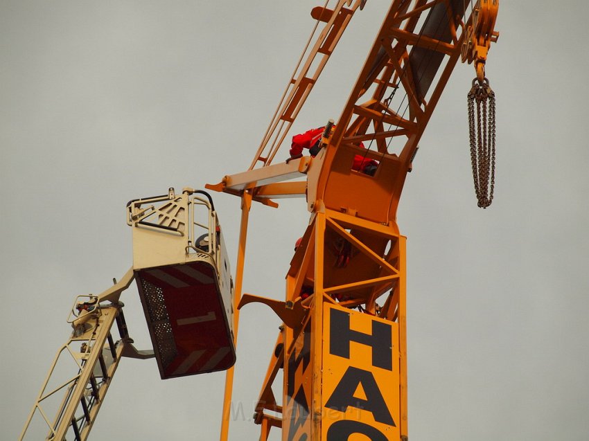 Person auf Baukran Koeln Christophstr P093.JPG